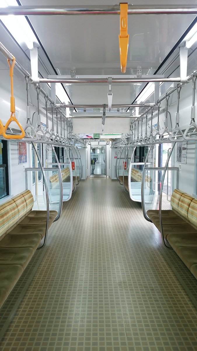 残念神 בטוויטר 男鹿線の新車ev E801系 Accum の内観 車内はロングシート ドア開閉音は西武鉄道に似ている 新車の香りは残っている 現在の電気の流れのモニター有り