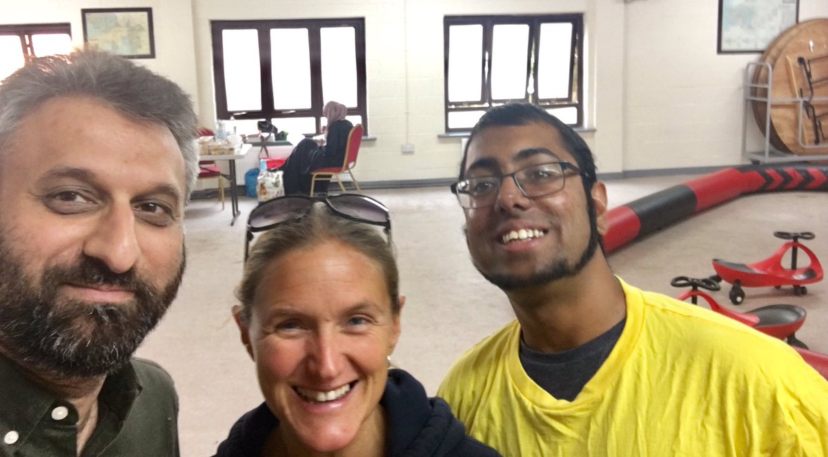 Fareeha786's tweet image. Great to meet Kim Leadbetter and @BatleyMan at the #EidBazaar in #Batley today at @IMWS1 @BatleySmile @IMWS_Women