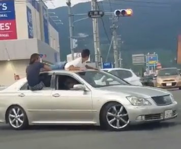 O Xrhsths ドラレコ速報 事故ニュースまとめ Sto Twitter 山梨 車の屋根に乗り走行動画 道路交通法違反の疑いニュースに 甲府市 T Co Ybcbe2a8zc ドラレコ 事故 ニュース