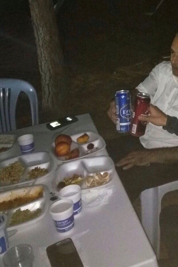 Elin Anzağı 100 yıl önce ölen dedelerine saygı göstermek için Çanakkale'de şafak ayini yaparken, CHP'nin itleri Şehitlikte alem yapıyor..