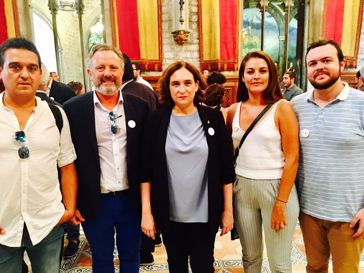 TripartitoElche's tweet photo. Nuestro alcalde en funciones acude a Barcelona a preguntar a @AdaColau por la instalación de maceteros #AlcaldesDelCanvi https://t.co/H4EfGUWuIB