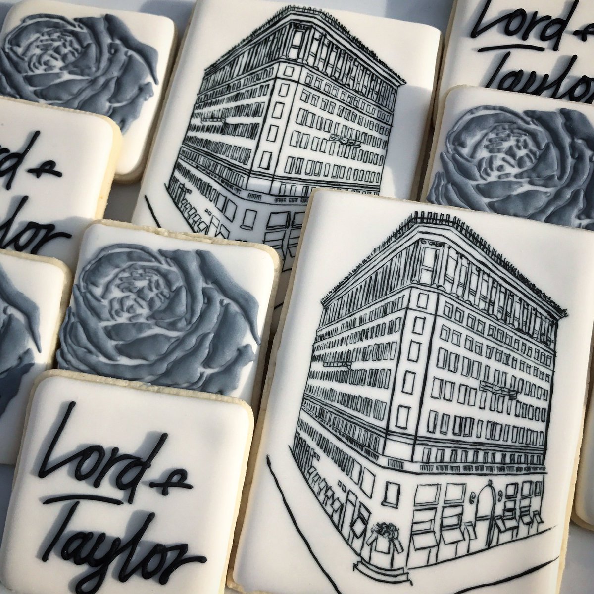 Smarter_Cookie's tweet photo. The 5th Avenue flagship store of @lordandtaylor gets a "sweet" makeover in this hand-painted cookie! #decoratedcookies #thesmartercookie https://t.co/HCk5pY9upF