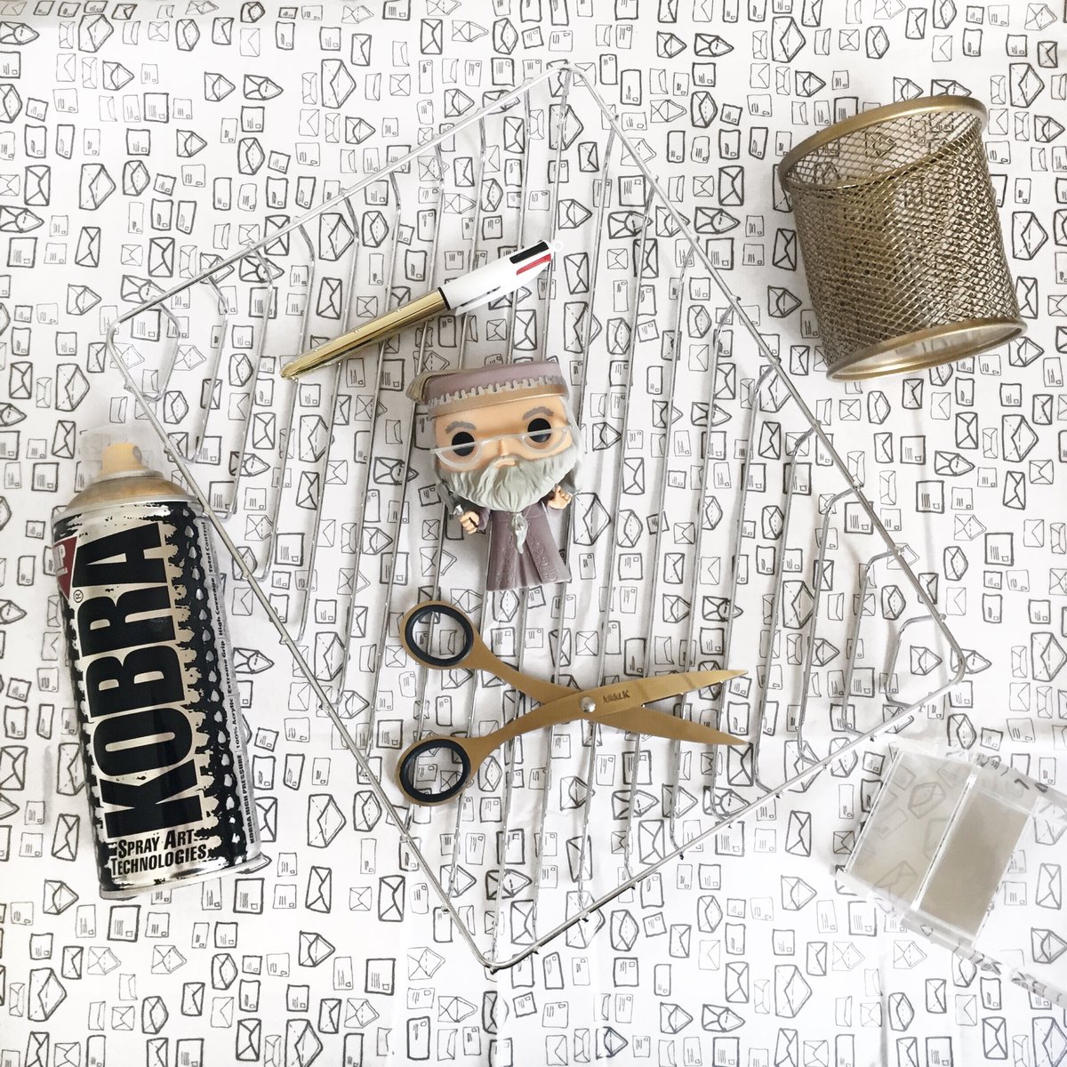 itsTH0M's tweet image. ⠀M E T A L L I C ⠀D E S K⠀👨‍🏫…

This year, I've opted for a mixed metals theme for my desk with… 

instagram.com/p/BYVtDPfFCYV/