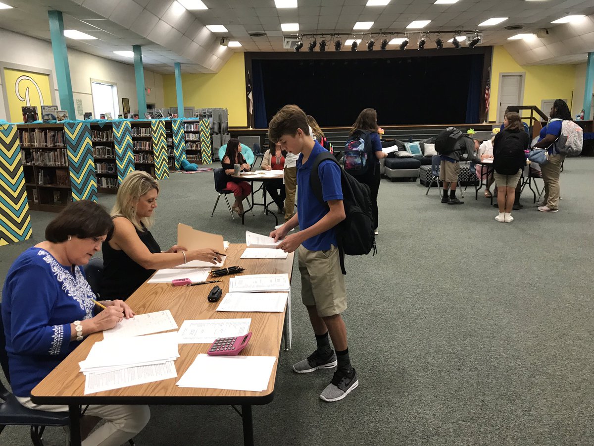 4LifeEducator's tweet photo. Elective registration at Clarkton School of Discovery. Learning made fun!! #bcsfirstday17 https://t.co/VaYvxRasvY