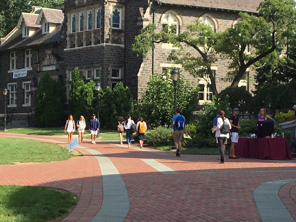 alisonbyerly's tweet photo. Yup, campus has that first day of school feeling. Outside Farinon, offering "snacks and maps" for first years https://t.co/ObpkpbqHHH