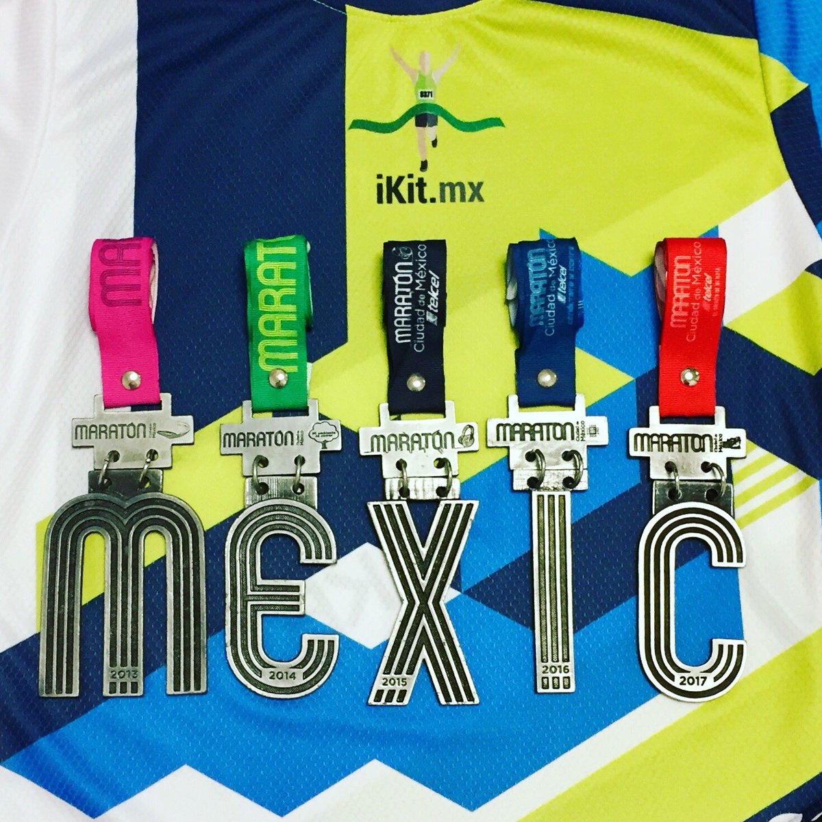 iKit_Mexico's tweet photo. Porque la sonrisa en nuestra cara es más grande que el dolor de piernas #MedalMonday Maratonero #MaratónCdMx https://t.co/Fmkl13Ngzj