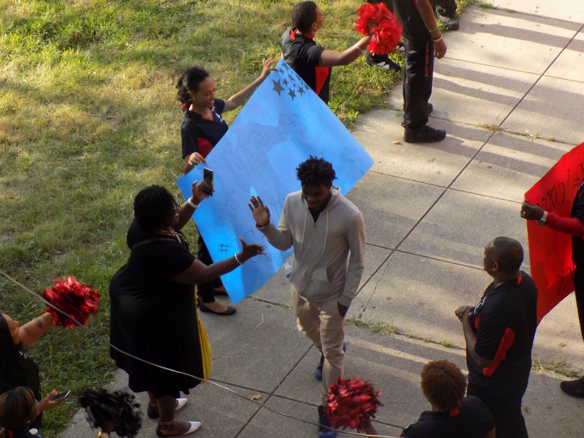 MayaSchools's tweet photo. Students and staff welcomed students to the new year the right way! New year, new possibilities! #TheMayaWay #CelebrateMonday https://t.co/dVDSU1soDl