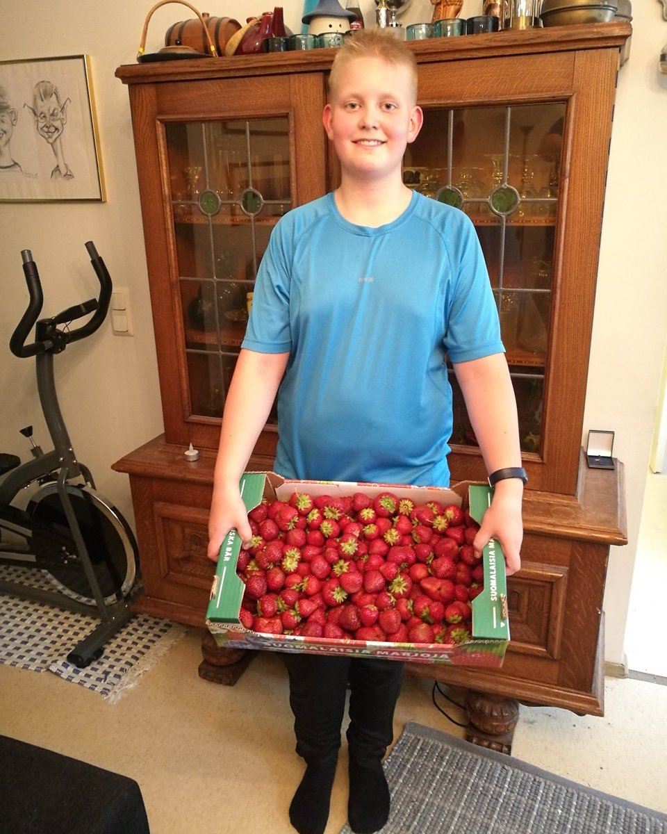 JuhaTenhonen's tweet photo. Uusi viikko ja uudet mansikat eli #suomalaisia #mansikoita🍓 #ltk #numero34 https://t.co/MbXvDiDdAm