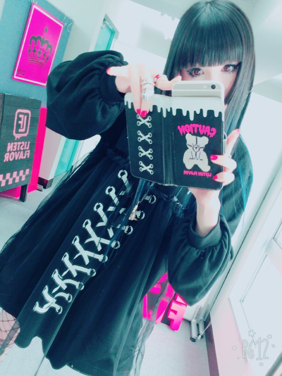listenflavor777's tweet photo. 一番人気のリボンちゅーるわんぴ、全身はこんなかんじだよー！身長156cmでこのくらいの丈感！たっぷりボリュームのお袖とシルエットは一枚でゆったり着られておしゃんてぃー！ミステリアスで魔女っぽい一枚だよ☆

#リッスンフレーバー #秋冬新作 https://t.co/wfmwV2F4JB