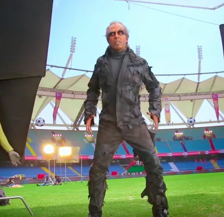 YouTubeIndia's tweet photo. Robot suits, stunts and all that jazz. The making of #2Point0 → https://t.co/XPERd5F35r @superstarrajini @akshaykumar https://t.co/iyHfGAJqex