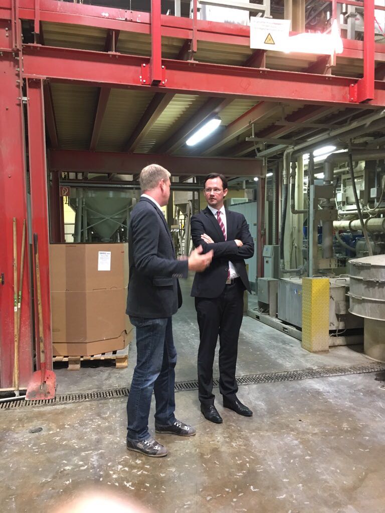 BMWE_'s tweet photo. PSt @DirkWiese4 besuchte heute den Mittelständler #Pentac in Groß-Umstadt und sprach dort über #Industrie40 und #Energiewende bei KMU https://t.co/yCE1dFQ7ue