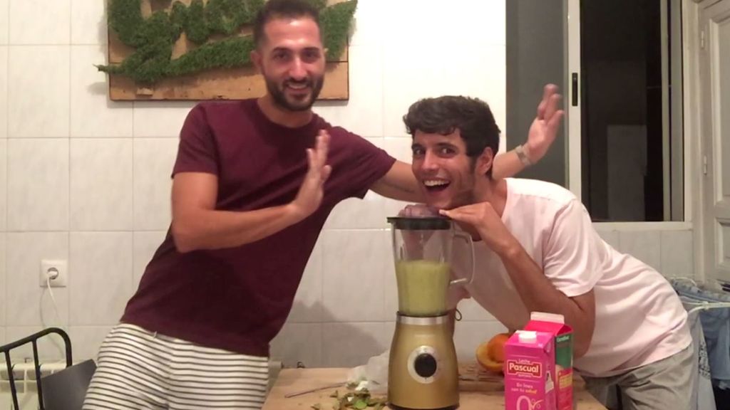 GHmomentazos's tweet photo. Ramiro, el amiguísimo de @AlyEckmann, se prepara un smoothie muy VIP 😎😋 > https://t.co/fGI1OtoIDS https://t.co/61ehMa3kFd