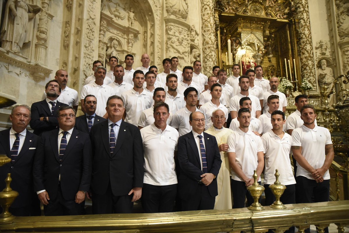 SevillaFC's tweet image. Tradicional ofrenda a la Virgen de los Reyes con #AntonioPuerta en la memoria 💐

➡️ bit.ly/2wMrL7U