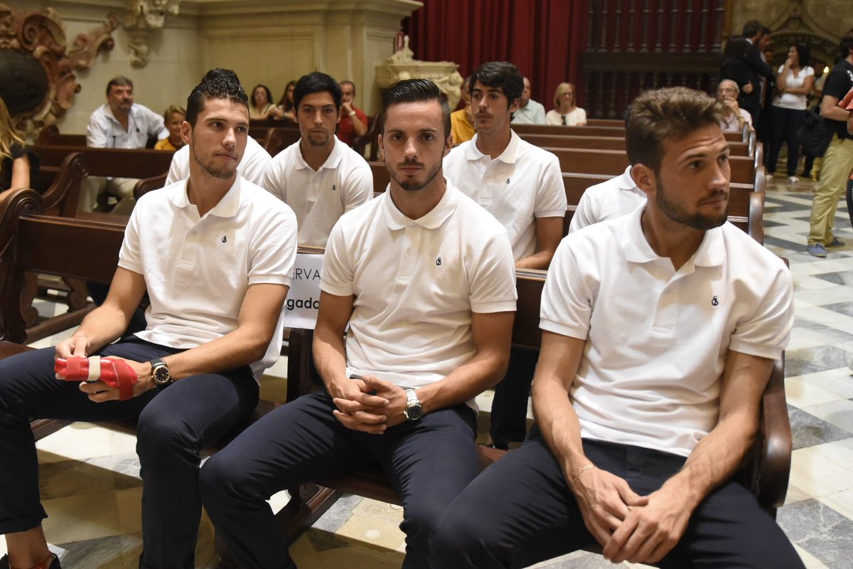 SevillaFC's tweet image. Tradicional ofrenda a la Virgen de los Reyes con #AntonioPuerta en la memoria 💐

➡️ bit.ly/2wMrL7U