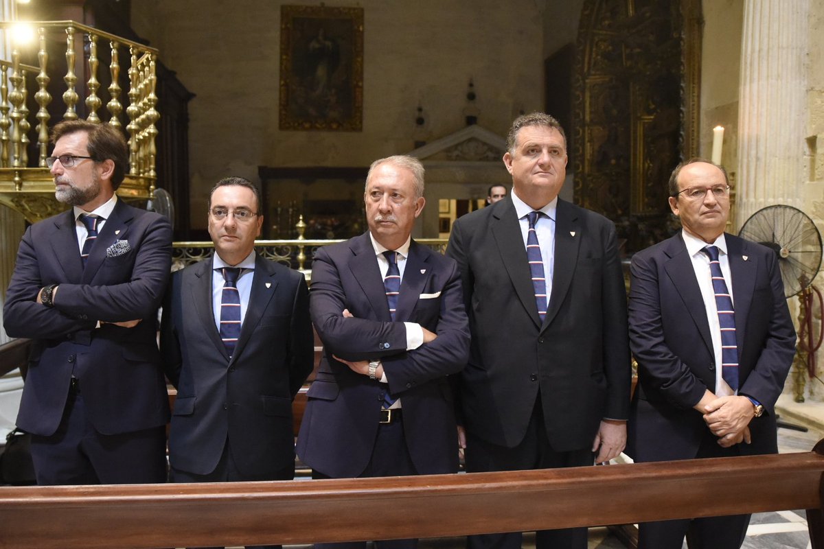 SevillaFC's tweet image. Tradicional ofrenda a la Virgen de los Reyes con #AntonioPuerta en la memoria 💐

➡️ bit.ly/2wMrL7U