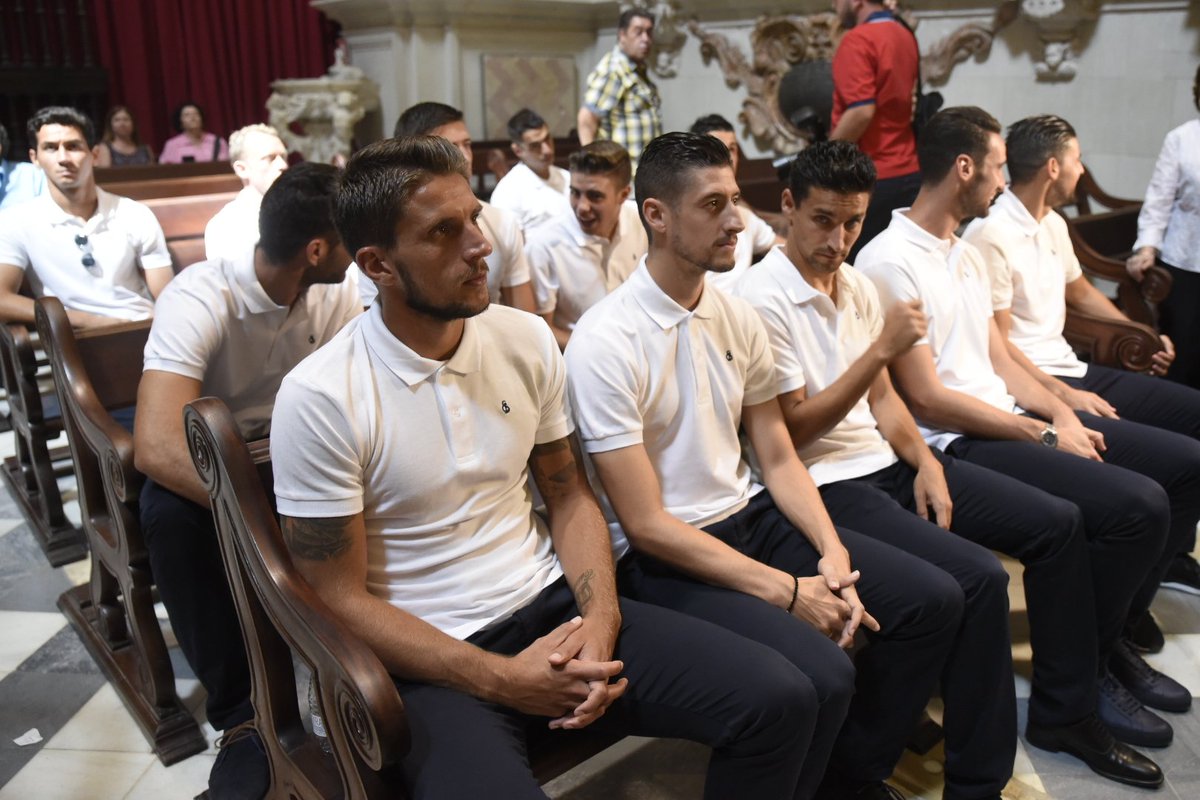 SevillaFC's tweet image. Tradicional ofrenda a la Virgen de los Reyes con #AntonioPuerta en la memoria 💐

➡️ bit.ly/2wMrL7U