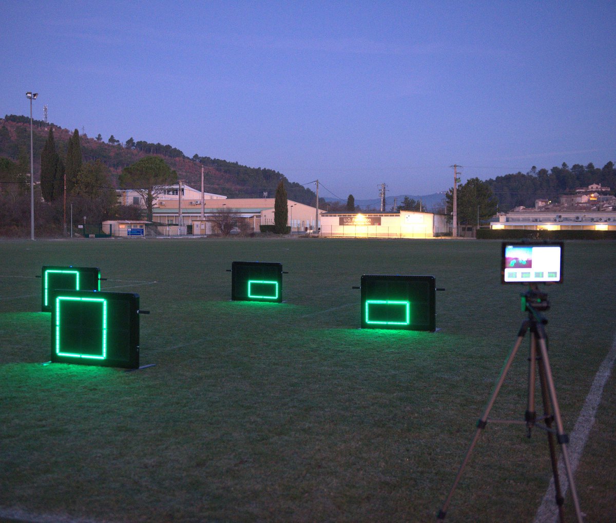Sensiwall's tweet photo. 💪Working on some reactivity exercises by night ! 🚥 
#sensiwall #prometheus #speed #perception #reactivity #anticipation #football #skills https://t.co/dfH6JNg6fn
