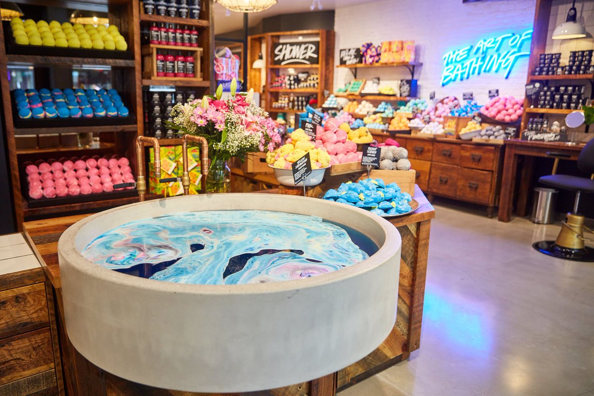 krystintysire's tweet photo. Here's a sneak peek at the newly revamped @lushcosmetics flagship store on @RobsonStreet https://t.co/xj1J2KzXDn #openforfizzness #vancity https://t.co/Q8y8VcyyNA