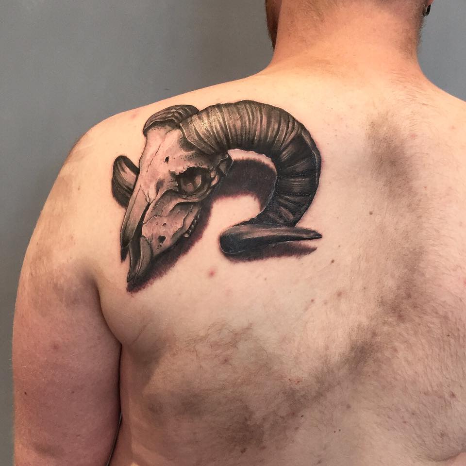Chessie really enjoyed doing this realistic "Capricorn" goat skull on Helgi last week, all the way from Iceland🖤💀 #tattoo #uktattoo