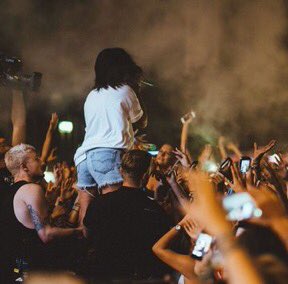 halseysupdating's tweet image. Halsey on stage at Reading yesterday
