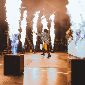 halseysupdating's tweet image. Halsey on stage at Reading yesterday