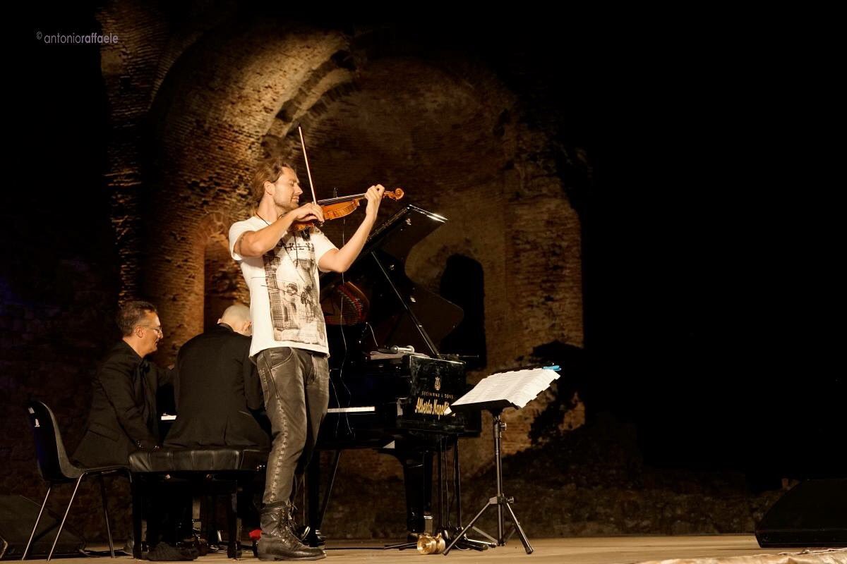 julienquentin's tweet photo. Calabria yesterday night, grazie Italia ! @david_garrett @ArmonieArte #scolacium #borgia #duets #openair (pics: Antonio Raffaele) https://t.co/cajDNJVQPU
