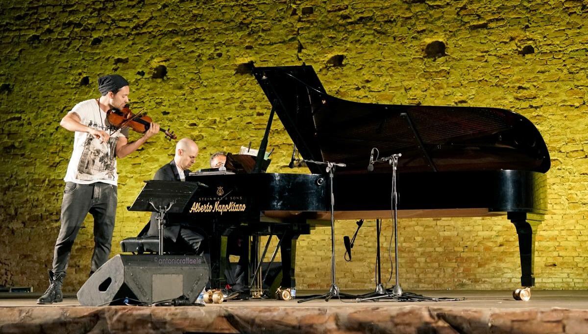 julienquentin's tweet photo. Calabria yesterday night, grazie Italia ! @david_garrett @ArmonieArte #scolacium #borgia #duets #openair (pics: Antonio Raffaele) https://t.co/cajDNJVQPU