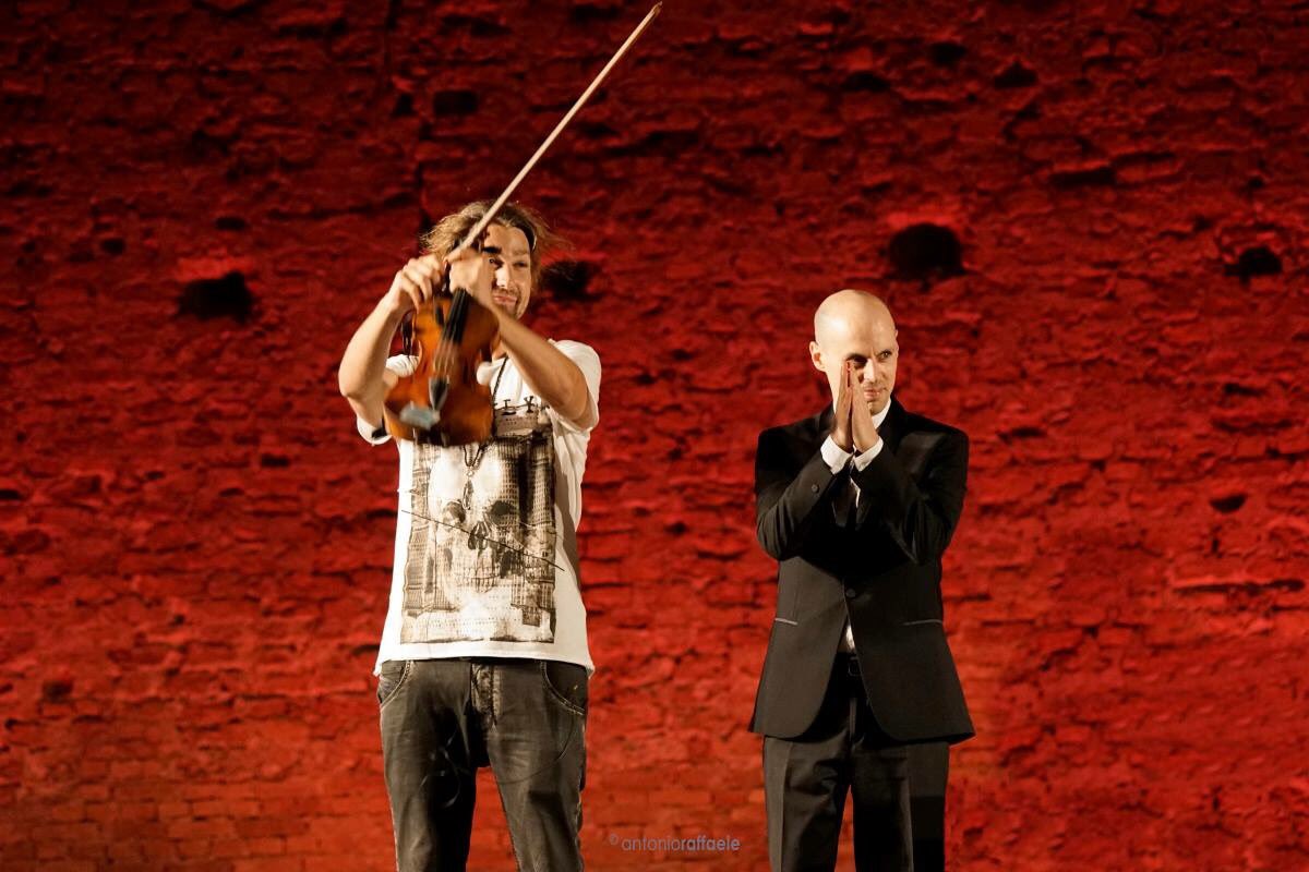 julienquentin's tweet photo. Calabria yesterday night, grazie Italia ! @david_garrett @ArmonieArte #scolacium #borgia #duets #openair (pics: Antonio Raffaele) https://t.co/cajDNJVQPU