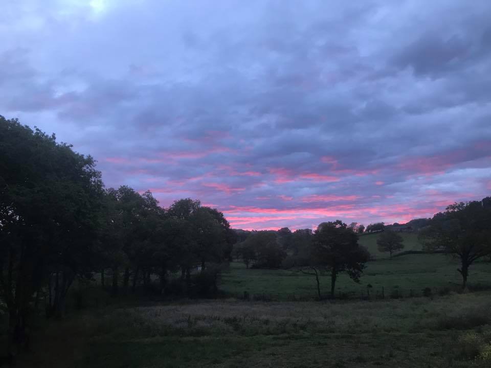 Capilecatering's tweet photo. Empezamos la semana contemplando un estupendo y relajante amanecer. Preciosas vistas que ayudan a comenzar un buen día. 😀😀😀 #relax #vistas https://t.co/ASlHpSRfNG