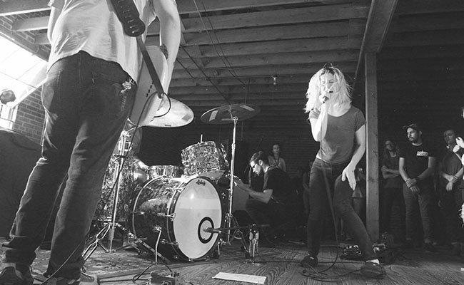 #PREMIERE: Team Tremolo's new LP INTRUDER recalls classic #shoegaze with a dose of all things loud and mysterious. popm.at/2xrezCS