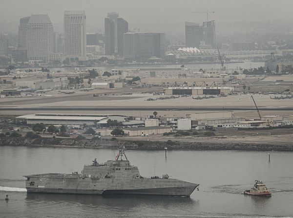 USNavy's tweet photo. Around the fleet in today's #USNavy photos of the day.
⬇️ Download: https://t.co/mcVpSoew1b https://t.co/FdWQfEOXUJ
