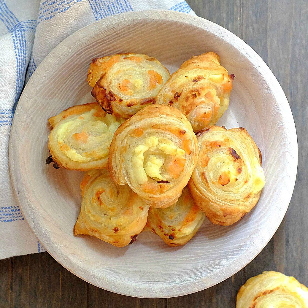 Ihr wollt ein Buffet rocken - hier sind schnelle Blätterteigschnecken mit Lachs &amp; Frischkäse buff.ly/2giuz5X #rezept