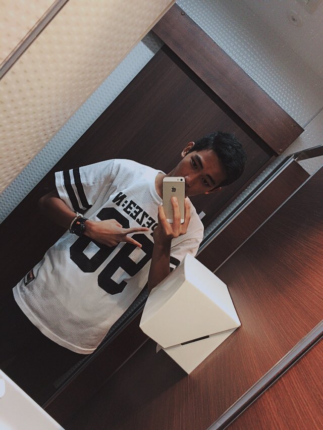 itskyleaponte's tweet photo. Selfie muna sa Cr..😂🔥
#pinoybae #bae #pinoy #selfie https://t.co/2dzYQXgEOE