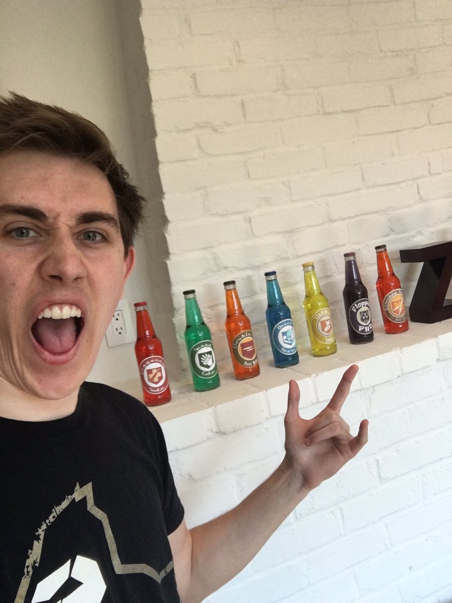 TheSmithPlays's tweet photo. A huge shoutout to everyone that made Z House 2017 the greatest summer yet! So many great memories🤙❤️ https://t.co/Jie1jfdkca