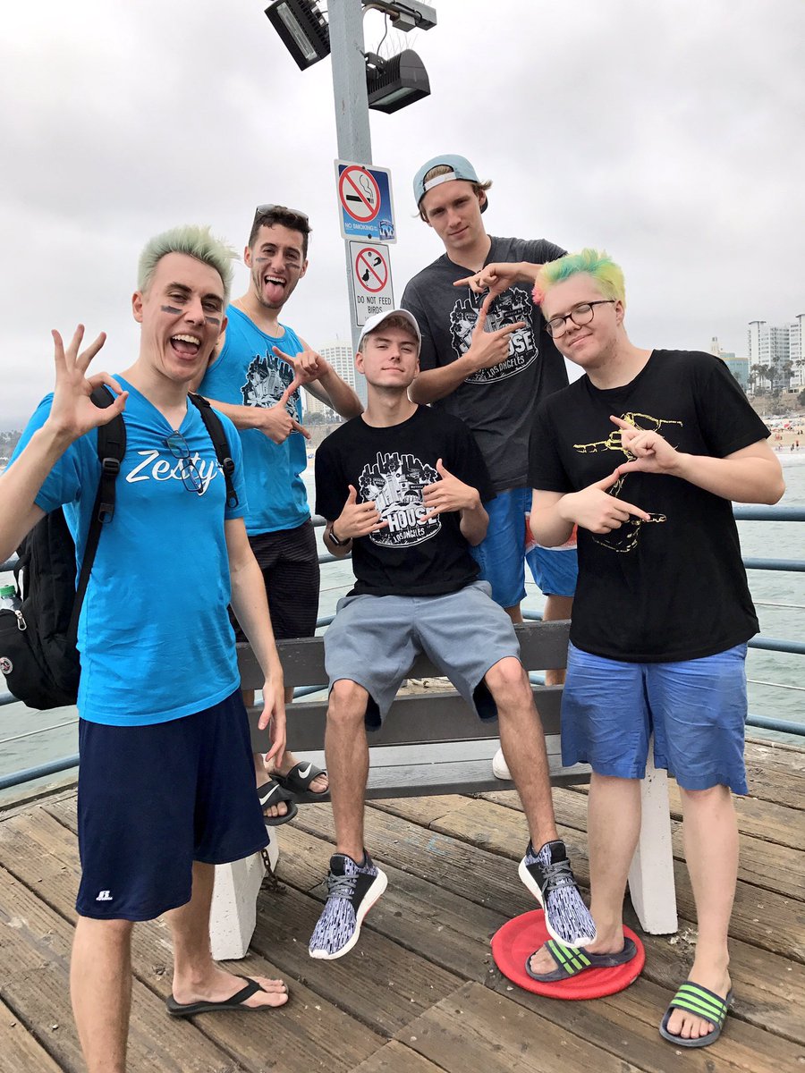 TheSmithPlays's tweet photo. A huge shoutout to everyone that made Z House 2017 the greatest summer yet! So many great memories🤙❤️ https://t.co/Jie1jfdkca