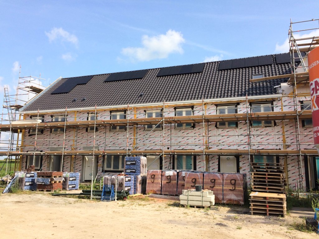#Metselwerk van 'De Velden' te #Langeraar blok 6 is in uitvoering. Daarna door naar blok 5. Bij blok 1, 2 en 3 is de #afbouw in volle gang.