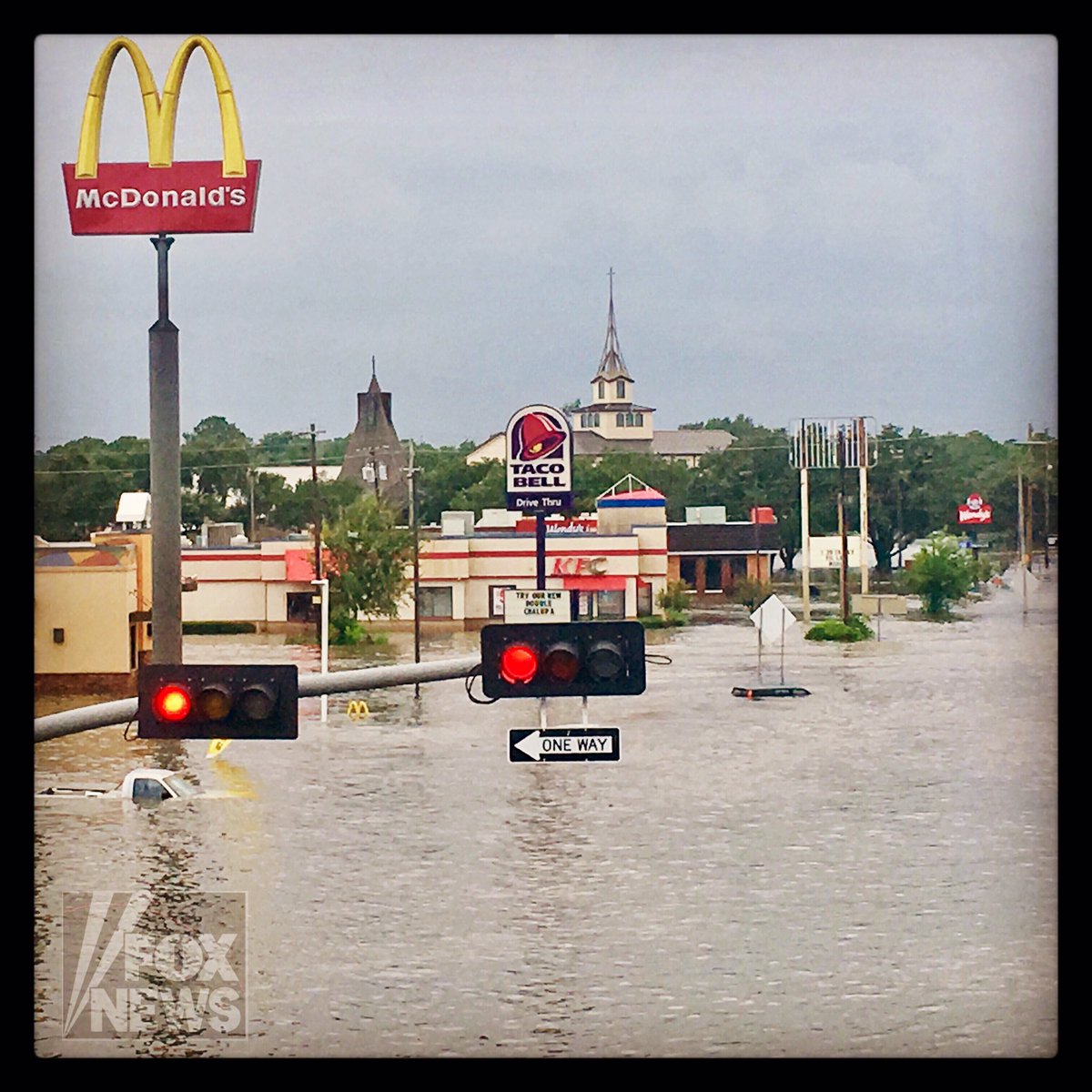 Flooding from #Harvey in #DickinsonTX. <a href="/FoxNews/">Fox News</a> fxn.ws/2wiAKL6
