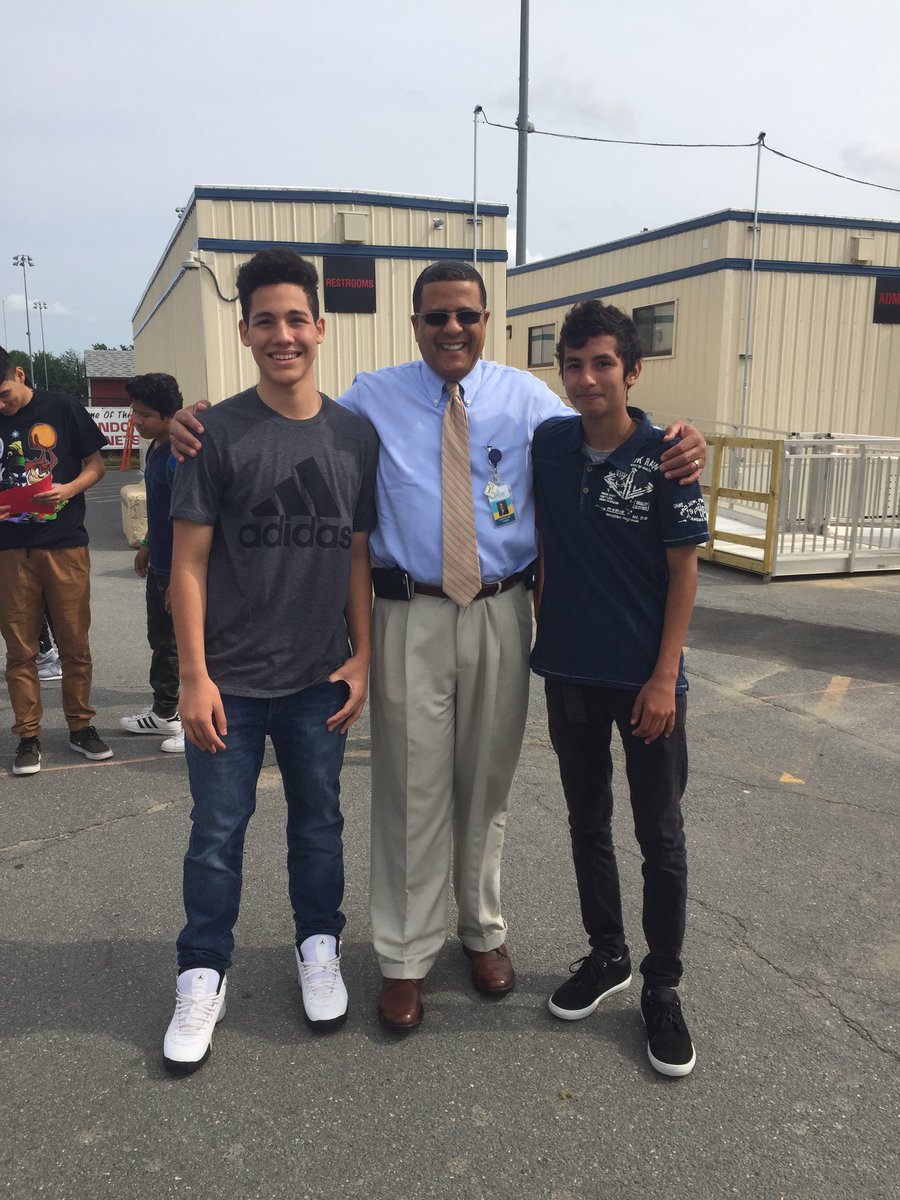 LuftglassM's tweet photo. Great first day at Herndon HS! Met fabulous kids with principal Liz Noto and Asst Sup Douglas Tyson. @FCPS_IT @fcpsnews https://t.co/RSoTzvWv88