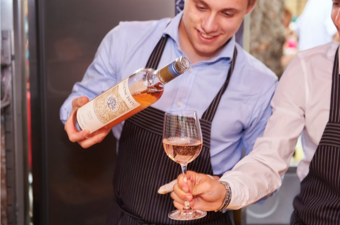 Finishing off the long weekend with a lovely glass of rosé🍷 #FanofMO #MOLondon