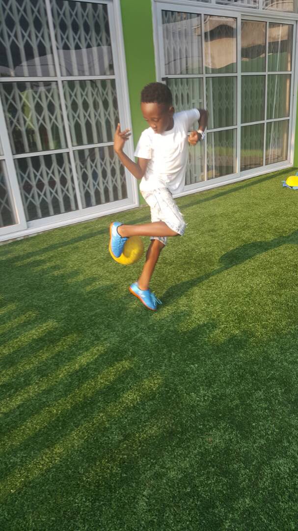 Okyeamekwame's tweet photo. @sirkwamebota is playing guitar and soccer at the same time😁....choose for me... soccer or music? https://t.co/YZwDiBCTMg
