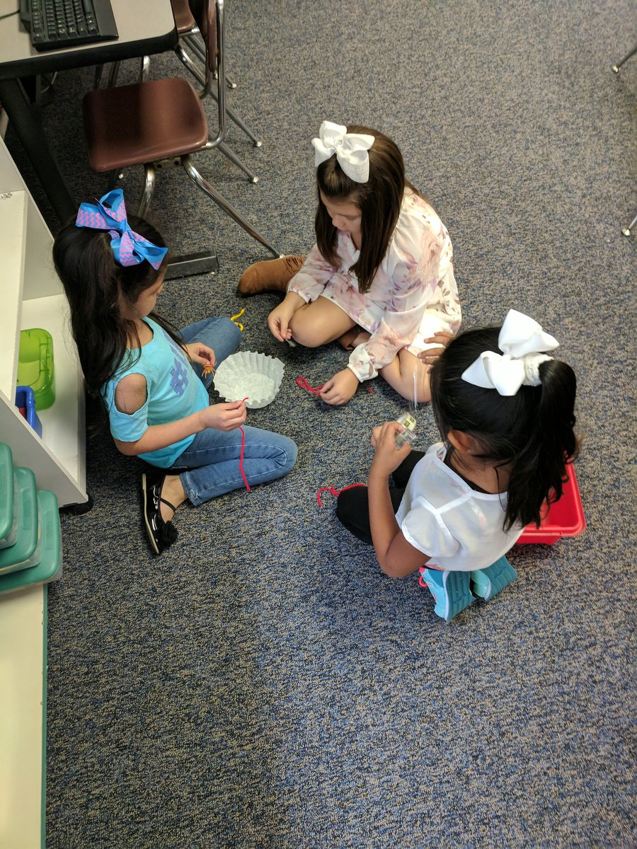 MrsRsClass1's tweet photo. First Day STEM challenge in 1st grade 💡 #1stgrade #joco2020 @FourOaksES https://t.co/IvRJWpwnK8