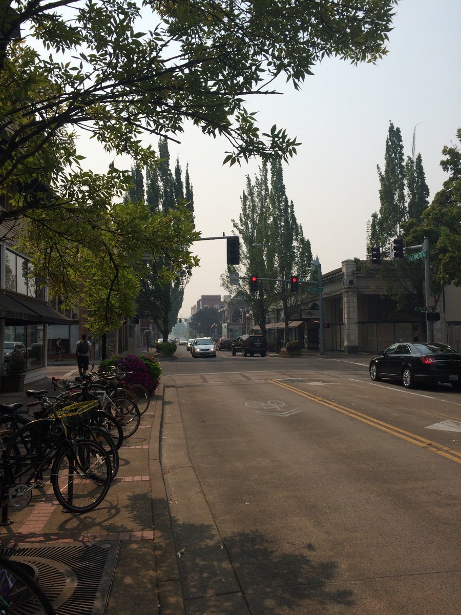 UniqueEug's tweet photo. More smoke than if it was 4:20 on 4/20 in Eugene today
#Eugene #smoke #wildfires #fires #dwntwnEUG #UniqueEUG https://t.co/C4bvLEoPWi