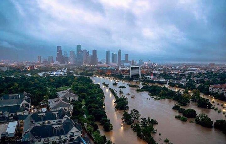 TacticalTaco5's tweet photo. It breaks my heart to see my City like this 😔😔stay strong Houston. I'll see you soon ❤️❤️ https://t.co/15AzDcBkhz