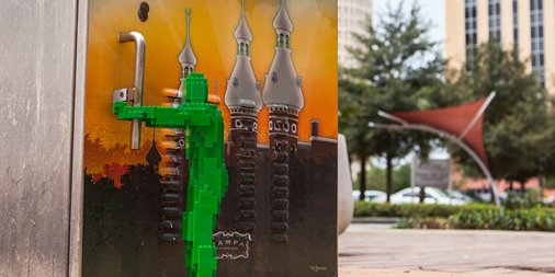 artofthebrickfl's tweet photo. It’s safe to say that #Hugman doesn’t want to leave. #HugmanAdventures #AOTBTampa #ArtoftheBrickTampa https://t.co/26DZT2QyKK