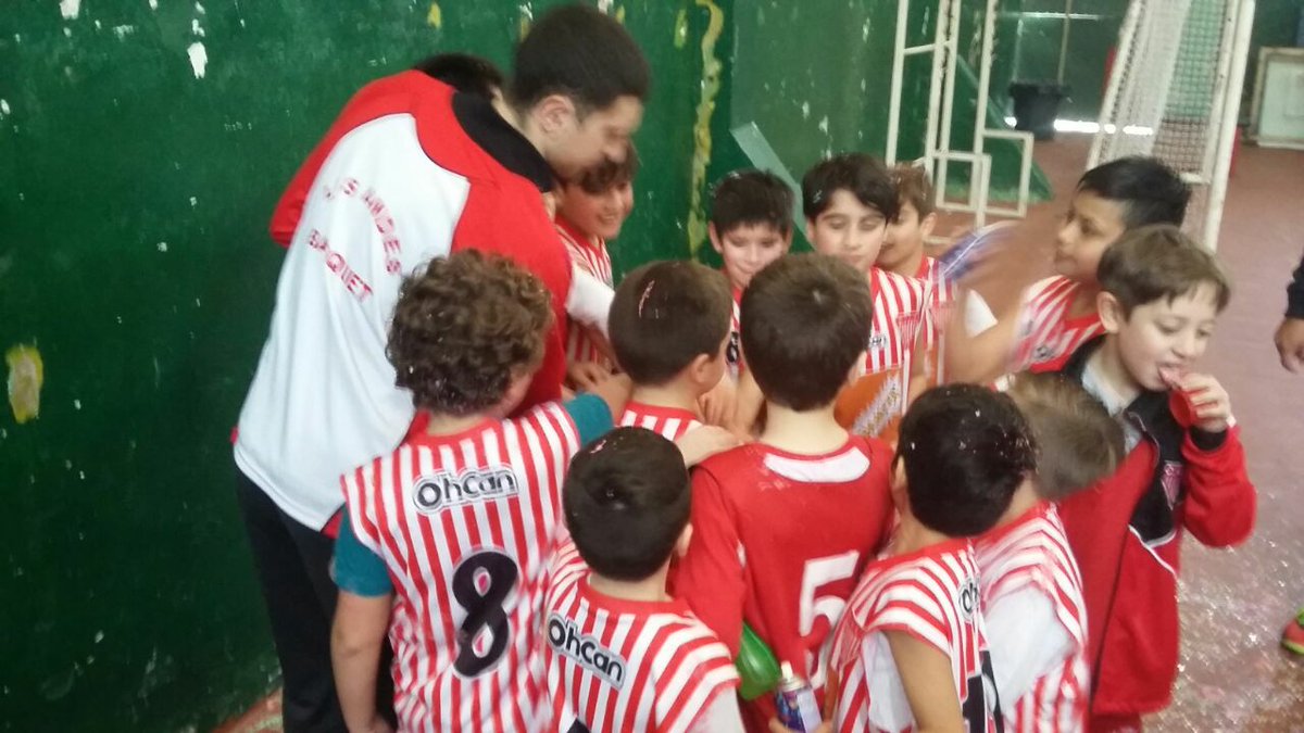 clublosandes's tweet photo. #BásquetMasculino ¡Campeones! Los Pre Minis vencieron 40-18 a #DefDeBanfield y ganaron la Serie Regular de la B1 de @FEBAMBAok. #VamosLomas https://t.co/MbQXWqyJtg