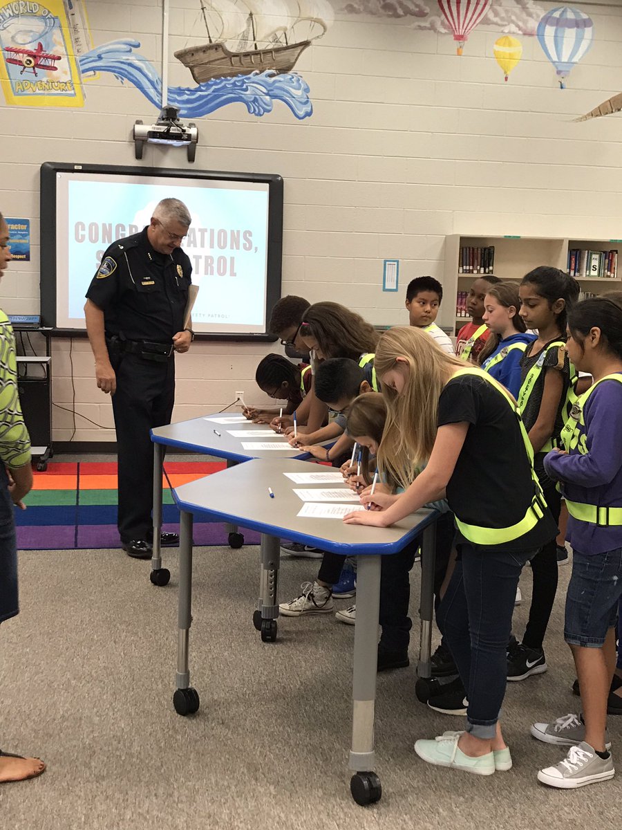 Acworthfamilies's tweet photo. Celebrating our 2017-2018 Safety Patrol!! @Team_AcworthES #acworthpolice https://t.co/PimHHZWewG