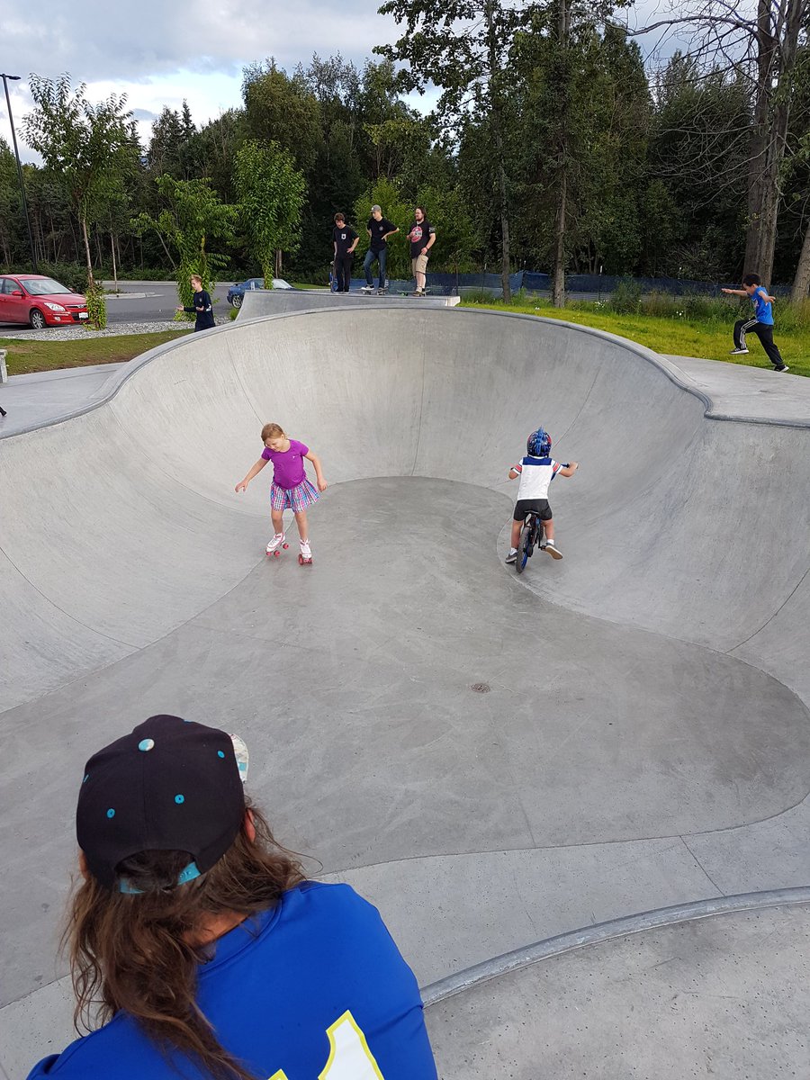 AK_snowgirl8's tweet photo. Skate bowl shenanigans #summit #blaize #russianjack https://t.co/seuczMwCzF