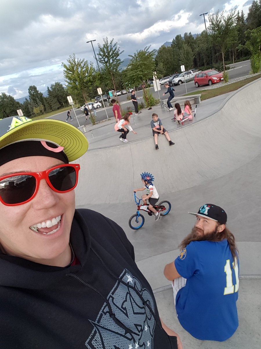 AK_snowgirl8's tweet photo. Skate bowl shenanigans #summit #blaize #russianjack https://t.co/seuczMwCzF