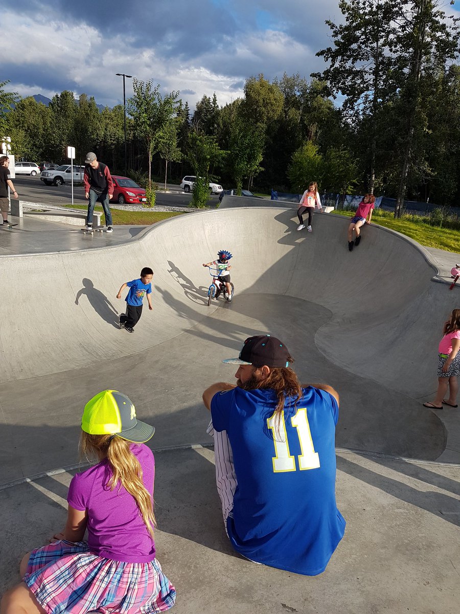 AK_snowgirl8's tweet photo. Skate bowl shenanigans #summit #blaize #russianjack https://t.co/seuczMwCzF