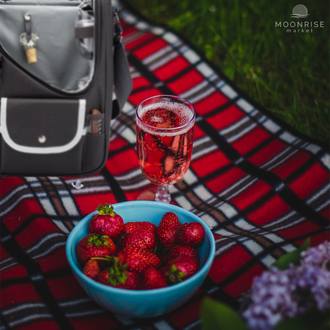 MoonRiseMarket's tweet photo. Squeeze in a few more picnics while the beautiful weather lasts! #picnics #picnictime #drinkoutside #wineandcheese #winestagram https://t.co/gSxwGGadem